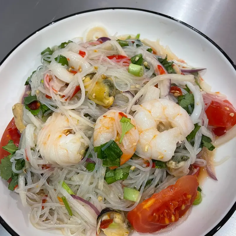 Scharfer Meeresfrüchte-Glasnudelsalat